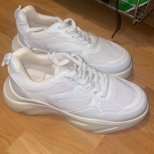 White chunky sneaker. Worn once. Size 8